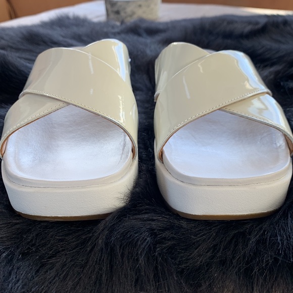 UGG Emily Patent Leather Slide - Picture 7 of 7